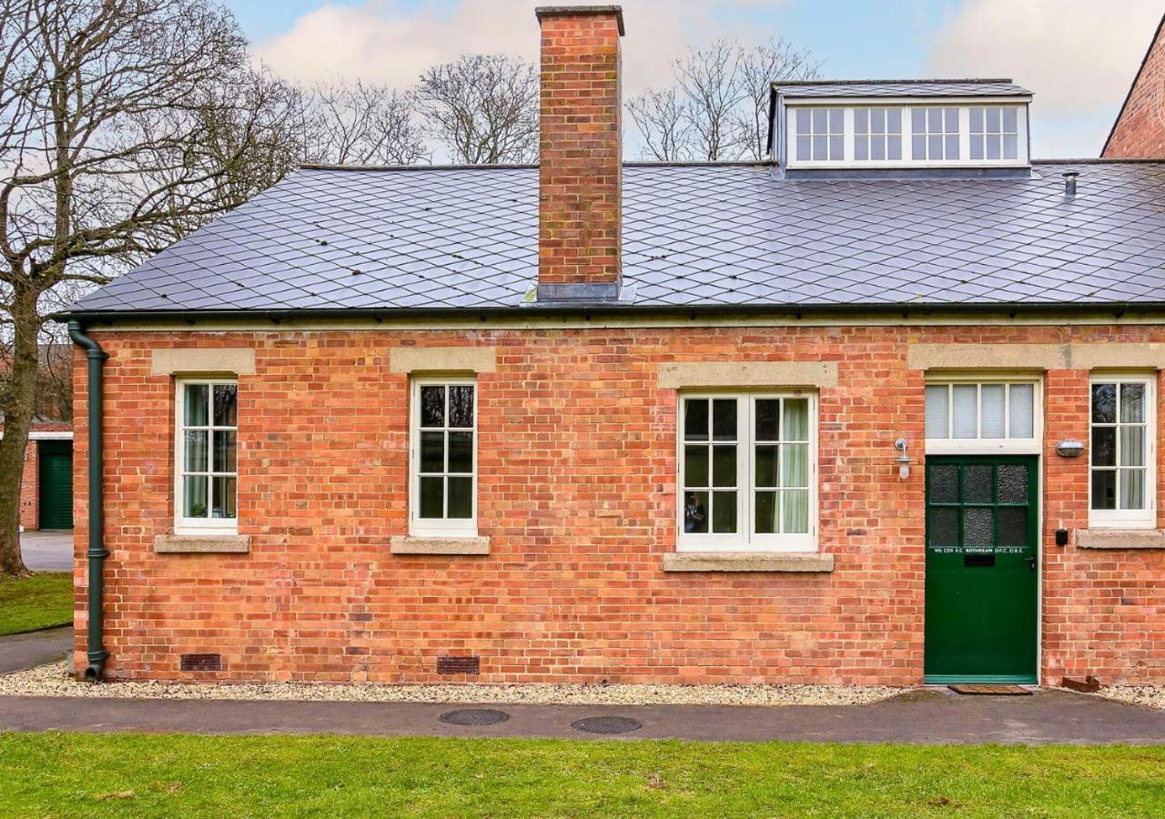 Bowen-Buscarlet Apartment Bicester Bagian luar foto